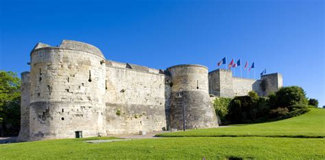 Que Visiter à Caen Le Château Ducal Labbaye Aux Hommes Le Mémorial