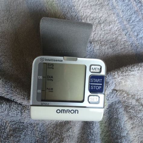 Omron 7 Series Bp652 Automatic Wrist Blood Pressure Monitor Health