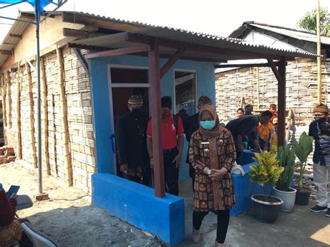 Penyerahan kunci pada umumnya dilakukan oleh pihak developer/pengembang dalam jangka waktu 2 (dua) minggu setelah proses akad kredit. Pemkot Mojokerto Bantu Rumah Roboh Milik Janda