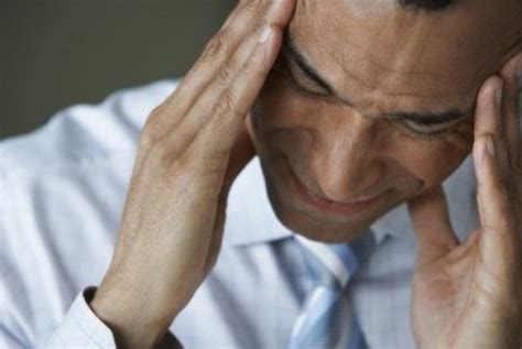 Sinyal tanda yang dirasakan sebelum berlangsung migrain ini biasanya berupa masalah penglihatan (kilatan sinar pada mata), kekakuan. Kenali Tanda-Tanda Penyebab Migrain | Republika Online