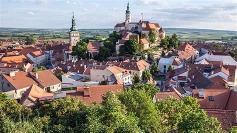 On the edge of the palava hills and surrounded by vineyards, there's no mistaking the drink of choice in this part of the czech republic. Mikulov je výjimka | Hospodářské noviny (iHNed.cz)