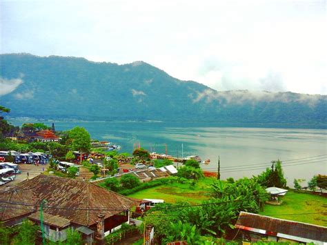 Bratan Lake Bedugul Bali The Lake With Beautiful Scenery