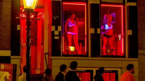 amsterdam red light district new mayor proposes closing famous prostitute windows