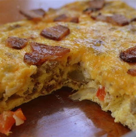 And just an fyi, this bacon, potato, and egg casserole also makes a great dinner, especially on busy weeknights. Cheesy Potato Bacon Sausage Egg Casserole | Small Town Woman