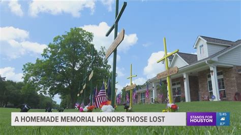 Neighbor builds memorial on front lawn for Santa Fe victims | khou.com