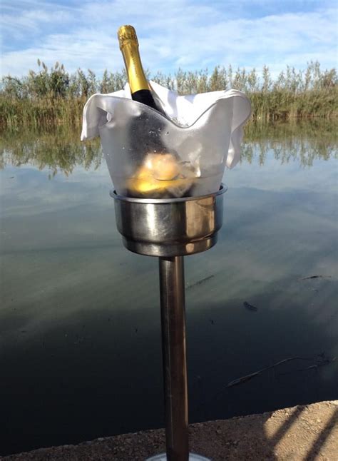Les deseamos muchas bendiciones y mucha salud. Este cava junto a la Albufera lo dedicamos a todas las ...