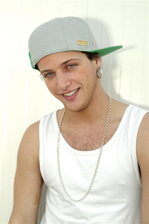 His debut album n.1 reached. Acidente de David Carreira recorda maldição dos «Morangos ...