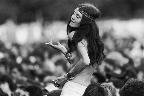 stunning photos depicting the rebellious fashion at woodstock 1969 rare historical photos