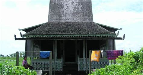 Rumah adat ini terbagi menjadi dua bagian, bagian depan merupakan teras dengan ukuran yang kecil dan tinggi lebih rendah, sedangkan bagian belakang merupakan bagian. Rumah Adat Kalimantan Selatan (Bubungan Tinggi), Gambar ...