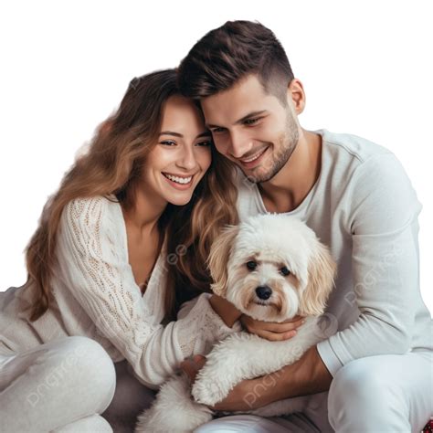 زوجان حب مبتسمان جميلان يلعبان مع الكلب الأبيض السعيد في المنزل لقضاء عطلة عيد الميلاد كلب