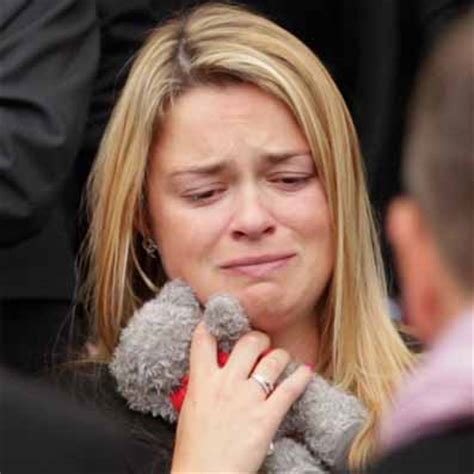 Het pakkendste moment vond echter vóór de aftrap plaats, toen wouter weylandt van het hele stadion een overdonderend applaus kreeg. Wouter Weylandt, le lacrime della moglie Anne-Sophie ai ...