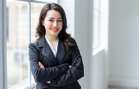Premium Photo Young Asian Businesswoman Working At Office