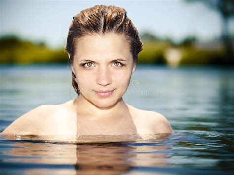 Jong Meisje In Het Water Met Naakte Schouders Stock Foto Image Of Aantrekkelijk Schoonheid