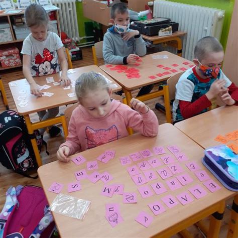 / pro vedení školy je jednoduché provádět kontrolu docházky, hodnocení a probrané učivo u jednotlivých žáků nebo celých tříd. 1.B - Učíme se číst a psát - návrat do školy - Oficiální ...