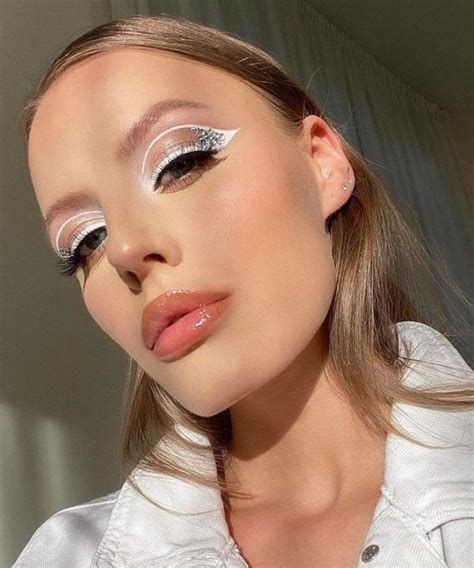 The White Eyeliner Makeup Trend Is A Must Try This Summer White