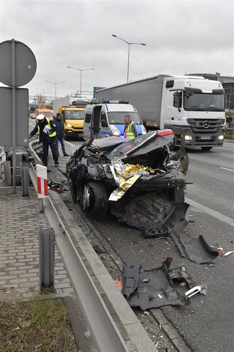 Drugi film pochodzi z kamerki strażaka, który uczestniczył w akcji ratowniczej. Wypadek na trasie S8 - Super Express