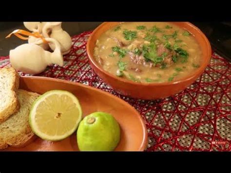 وبتحاول تغطي بزازها وكسها قلتلها اقعدي قعدة الكلب قالتلي ليش شو ناوي تسوي قلتلها ولا اي اشي بس دعلمك كيف تستمتعي اكتر قالت ماشي قعدت وطيزها فوجهي وكانت بيضا. loubia sauce blanche لوبيا بيضاء مرقتها بيضا تشهي ...