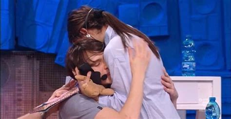 Sono 17 (10 cantanti e 7 ballerini) gli allievi che hanno avuto accesso alla fase successiva del talent show, in onda in prima serata. Amici, la ballerina Giulia vince le sue paure: la coreografia commuove tutti