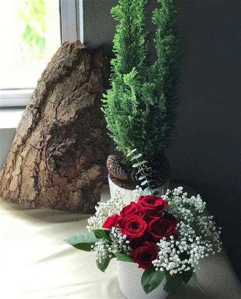 Mirrored buffet servers look best in a living area, as they provide plenty of room for. Rustic details with red roses for the buffet table | Red ...