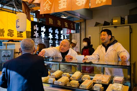 16 best street food and snacks you must try at Tsukiji Market | Tokyo