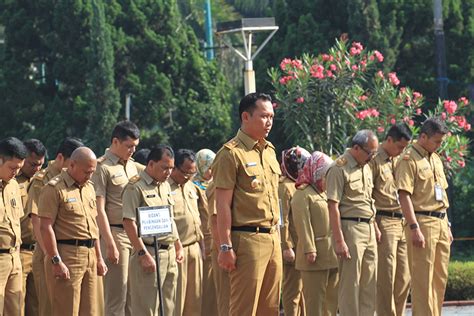 Apel adalah adalah buah yang mudah digambar karena memiliki bentuk yang bulat. Apel dan Doa Bersama di Awal Tahun 2018 - BAPENDA JABAR