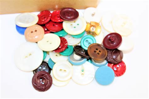 Vintage Mixed Lot Of 12 To 34 Buttons In A Universal Button Fast