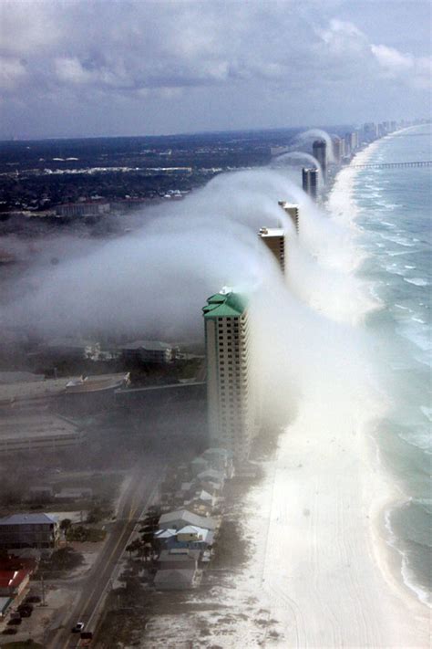 Tsunamis are large, often destructive sea waves, which are usually caused by earthquakes below the ocean, volcanic eruptions, or underwater landslides. Un 'tsunami' de nubes sobre los edificios en Florida ...