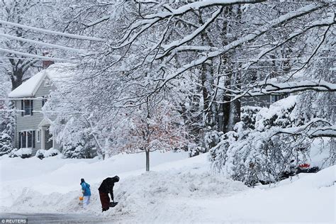 Fresh Winter Storm Brings A Foot Of Snow Across East Coast Daily Mail