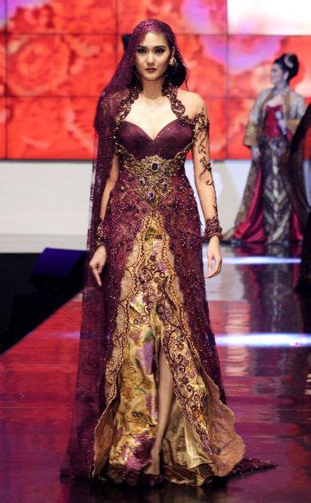 Kebaya is a traditional blouse worn by indonesian and malaysian women made from thin material and worn. 9 Karya Terbaru Anne Avantie di Indonesia Fashion Week ...
