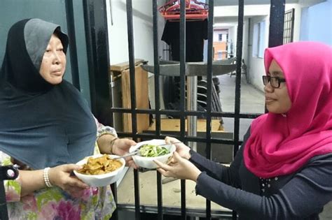 Peluang main isteri jiran memang hebat dan amat menarik, terutama yang kali pertama dapat bermain. 8 Perangai 'Pelik' Jiran Yang Boleh Bikin Panas ...