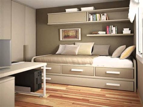 Bahkan kamar tidur terkecil dapat memanfaatkan bakat pribadi. Menghias Kamar Tidur Yang Sempit Agar Luas Dan Menarik ...