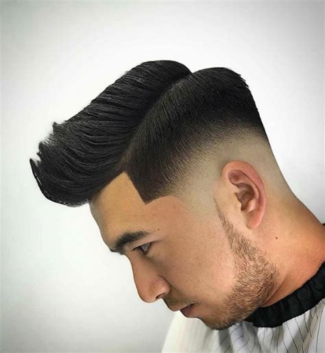 Salve galera agradeco a vcs pelos 1000 inscritos do canal sou muito grato a todos vcs espero q vcs gostem desse stilo de video ,,,deixe suas dicas ,,ou cortes q vcs qerem ver ,,,,proximo video vai ter. Cortes de Cabelo Masculino Liso Para 2020