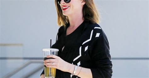 Exclusif Anne Hathaway Enceinte Très Souriante Dans Les Rues De