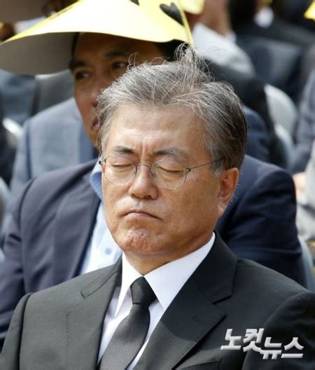 노무현, 문재인, 민주당이 국가기밀문서를 훔쳤다!!!! 민주당: 노무현의 친구 문재인, 대통령으로 '봉하마을' 찾아 - 노컷뉴스