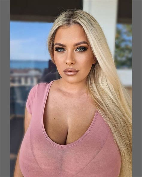 Nina Phoenix 👑 On Instagram “💁🏼👑” Blonde Beauty Beautiful Curvy Women Busty Fashion