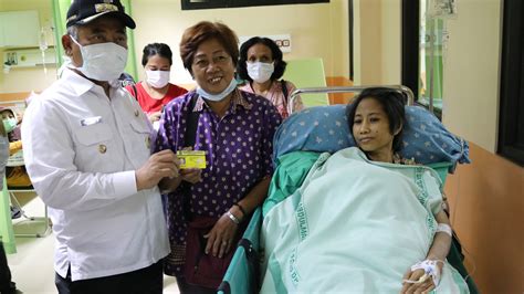 Wali Kota Bekasi Berikan Kartu Sehat Penderita Kanker Di RSUD Dr