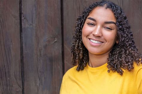 完璧な歯で微笑む外の黒人混血異人種間のアフリカ系アメリカ人女性若い女性女の子ティーンエイジャー十代の幸せなポートレート 写真背景 無料ダウンロードのための画像 Pngtree