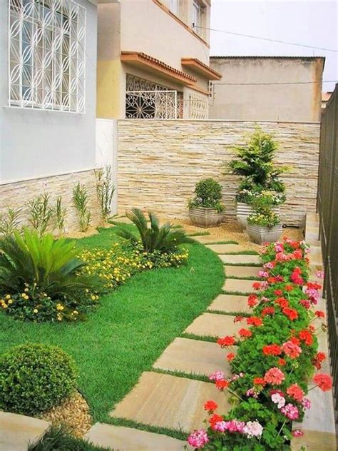 Decorative Backyard Wall Ideas To Beautify Your Outdoor View