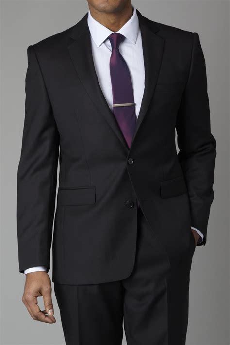 Our men's suit collection featuring considered cuts, premium fabrics and clever designs is just that. Elegáns öltöny minden alkalomra - Gödöllői Barokk Év