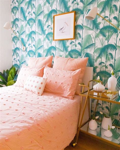 Perpaduan warna hijau dengan warna alami pada furnitur memberikan kesan elegan yang dewasa, namun tidak berlebihan, seperti pada kamar tidur ini. 9 Inspirasi Kamar dengan Perpaduan Warna Coral dan Hijau