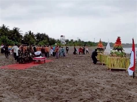 Ritual Warga Di Pantai Pangandaran Dibubarkan Petugas Okezone News