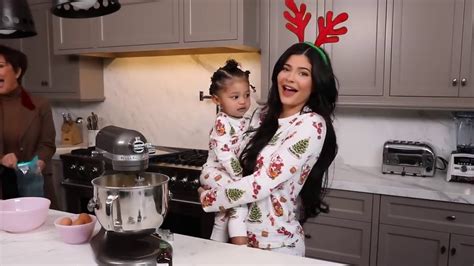 Kylie Jenner Christmas Cookies With Stormi Youtube