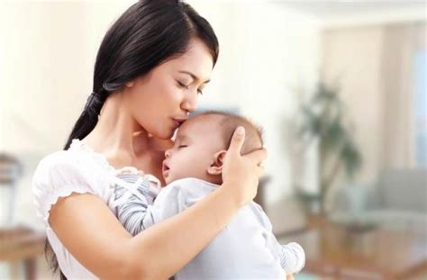 Buat Mama Baru Tak Perlu Cemas Berikut Tips Menggendong Bayi