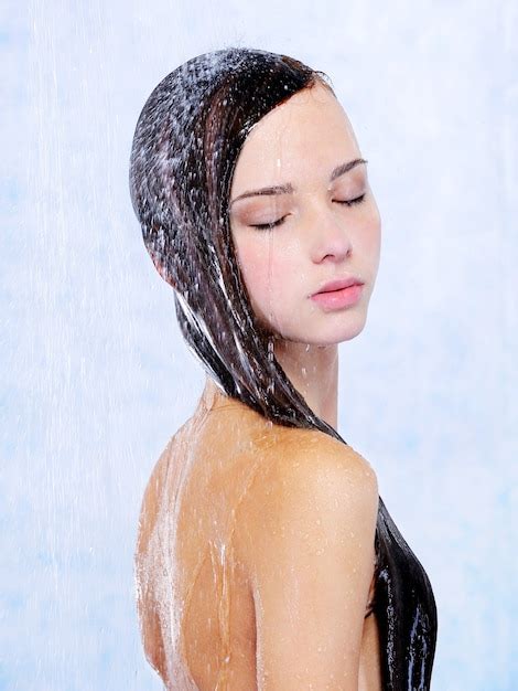 Belle Jeune Femme Se Détendre En Prenant Une Douche Photo Gratuite