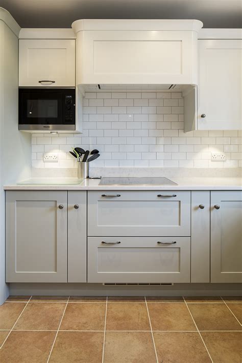 History shaker furniture is named for the shaker community, a religious christian community that originated in the early 18th century as an offshoot of the quaker movement. How to Create A Beautiful Shaker Style Kitchen - Der Kern ...