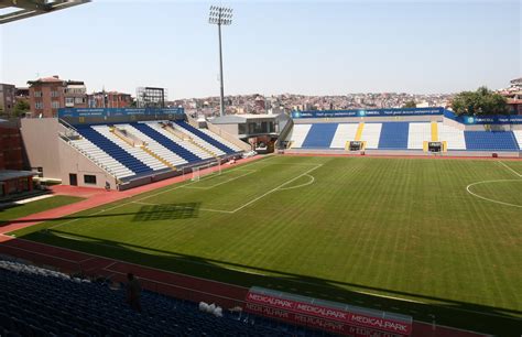 Stad kasımpaşa sk'nın iç saha maçlarına ev sahipliği yapmaktadır. Beşiktaş Kasımpaşa'da kaldı