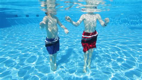 Junge Jungen Schwimmen Unter Wasser Im Stockvideos And Filmmaterial 100