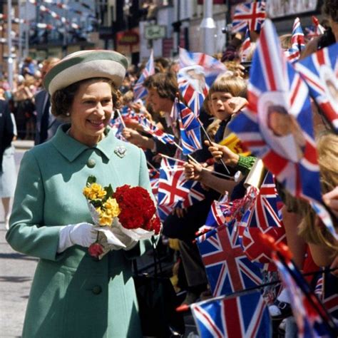 عيد ميلاد الملكة إليزابيث تسعون صورة لتسعين عاماً bbc news عربي
