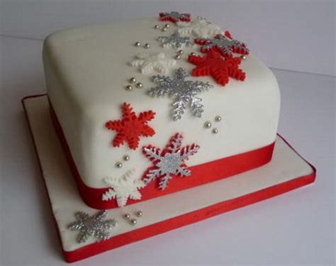 Cakes and cupcakes are supposed to be pretty, but they don't have to be hard to create! Easy Square Christmas Cake Decorating Ideas ...