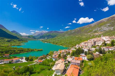 Imponente Villaggio Barrea E Lago Abruzzo Italia Fotografia Stock